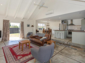 Modern Cottage Charm - Albert Town Holiday Home Only 5 Minutes From Wanaka